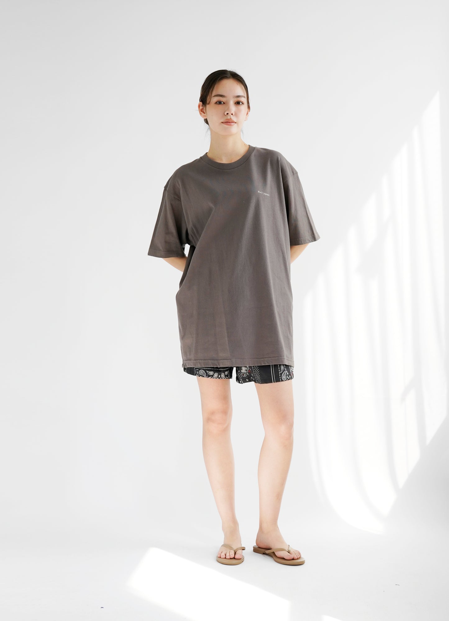 92050006 サウニアバックプリント Tシャツ チャコール XL