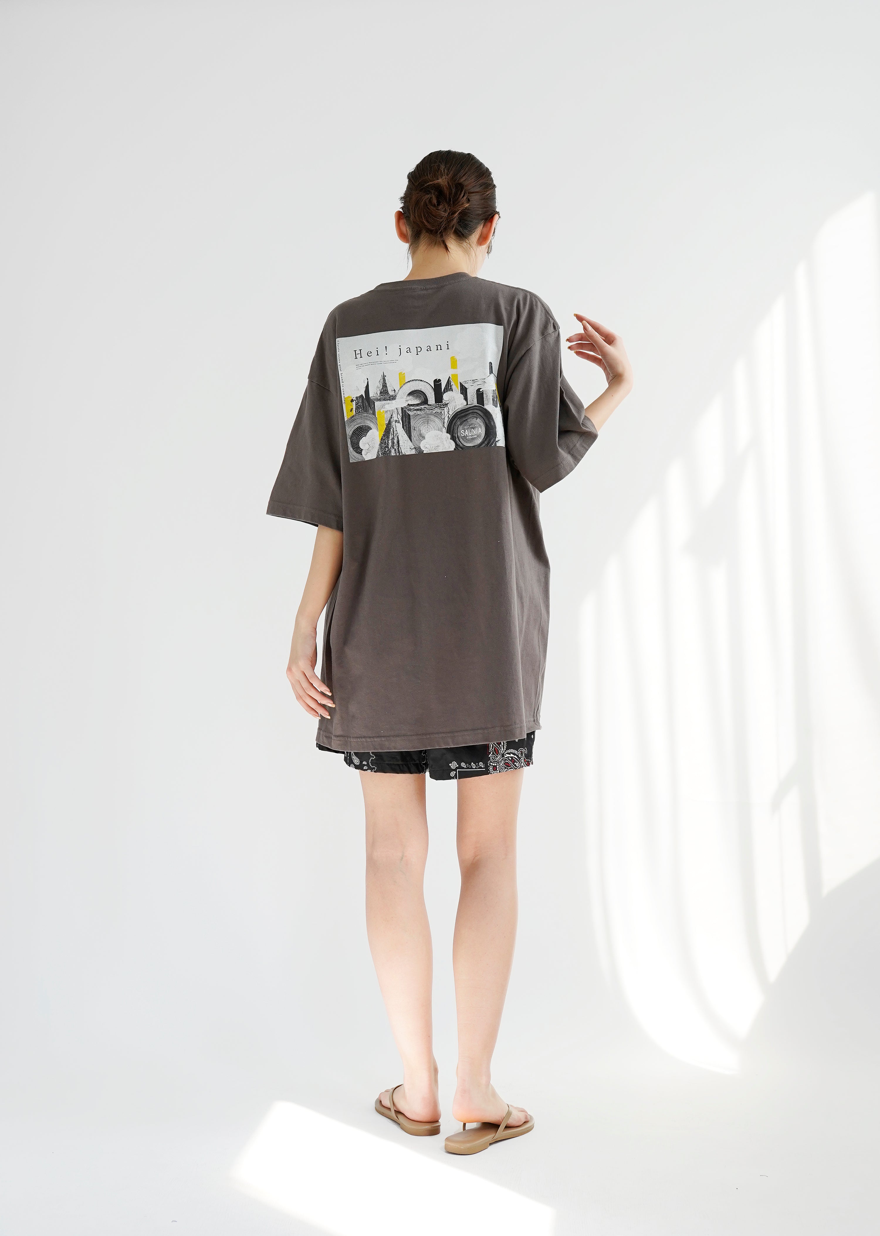 92050006 サウニアバックプリント Tシャツ チャコール XL – サウニア