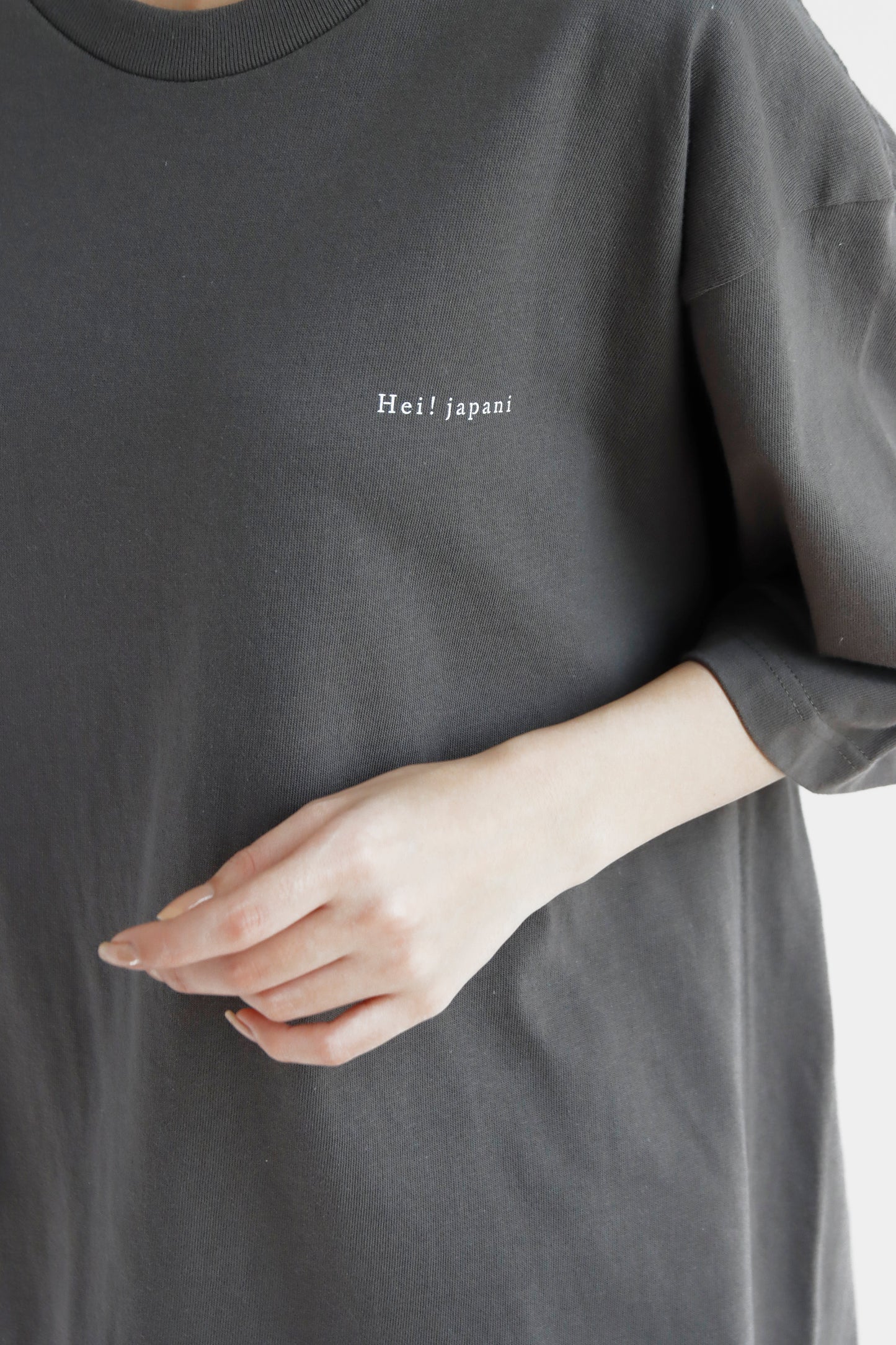 92050006 サウニアバックプリントTシャツ/チャコール/Lサイズ